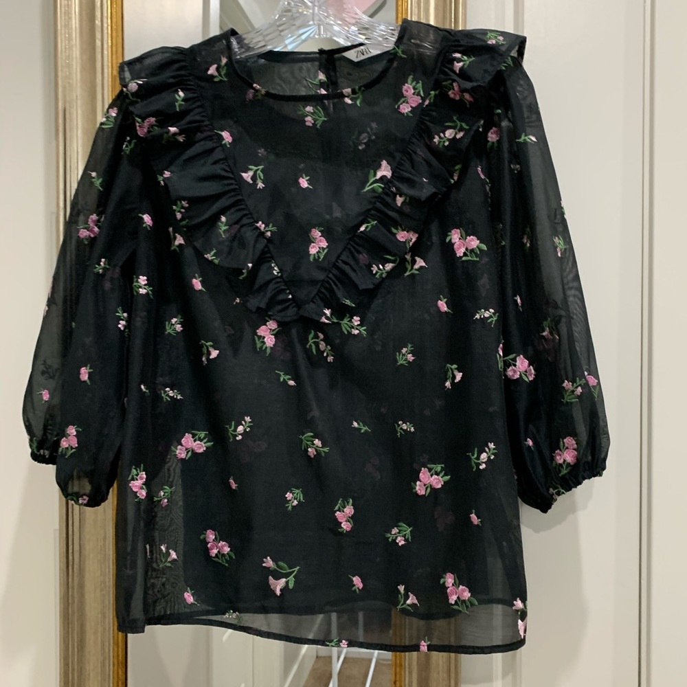 🌷Zara embroider Top 🌷size Large 🖤